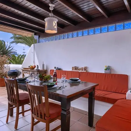 Casa Karoline With A Sunny Terrace, Heated Pool, Comfort And Privacy In A Quiet Neighborhood Villa Playa Blanca