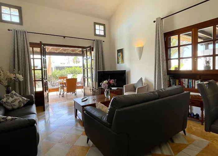 Willa Casa Karoline With A Sunny Terrace, Heated Pool, Comfort And Privacy In A Quiet Neighborhood Playa Blanca (Lanzarote)