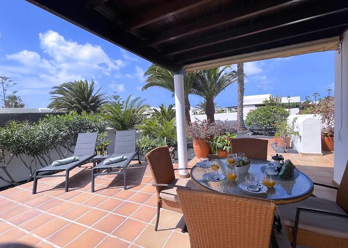 Villa Casa Karoline With A Sunny Terrace, Heated Pool, Comfort And Privacy In A Quiet Neighborhood