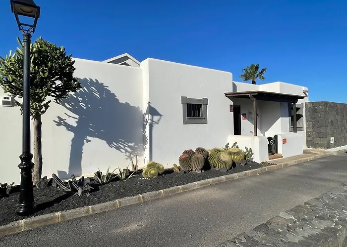 Villa Casa Karoline With A Sunny Terrace, Heated Pool, Comfort And Privacy In A Quiet Neighborhood Playa Blanca (Lanzarote)